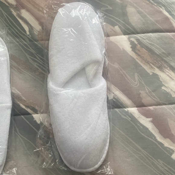 2 pair Hotel slippers. Great for guests or for traveling NWT open & closed toe. - Picture 5 of 7